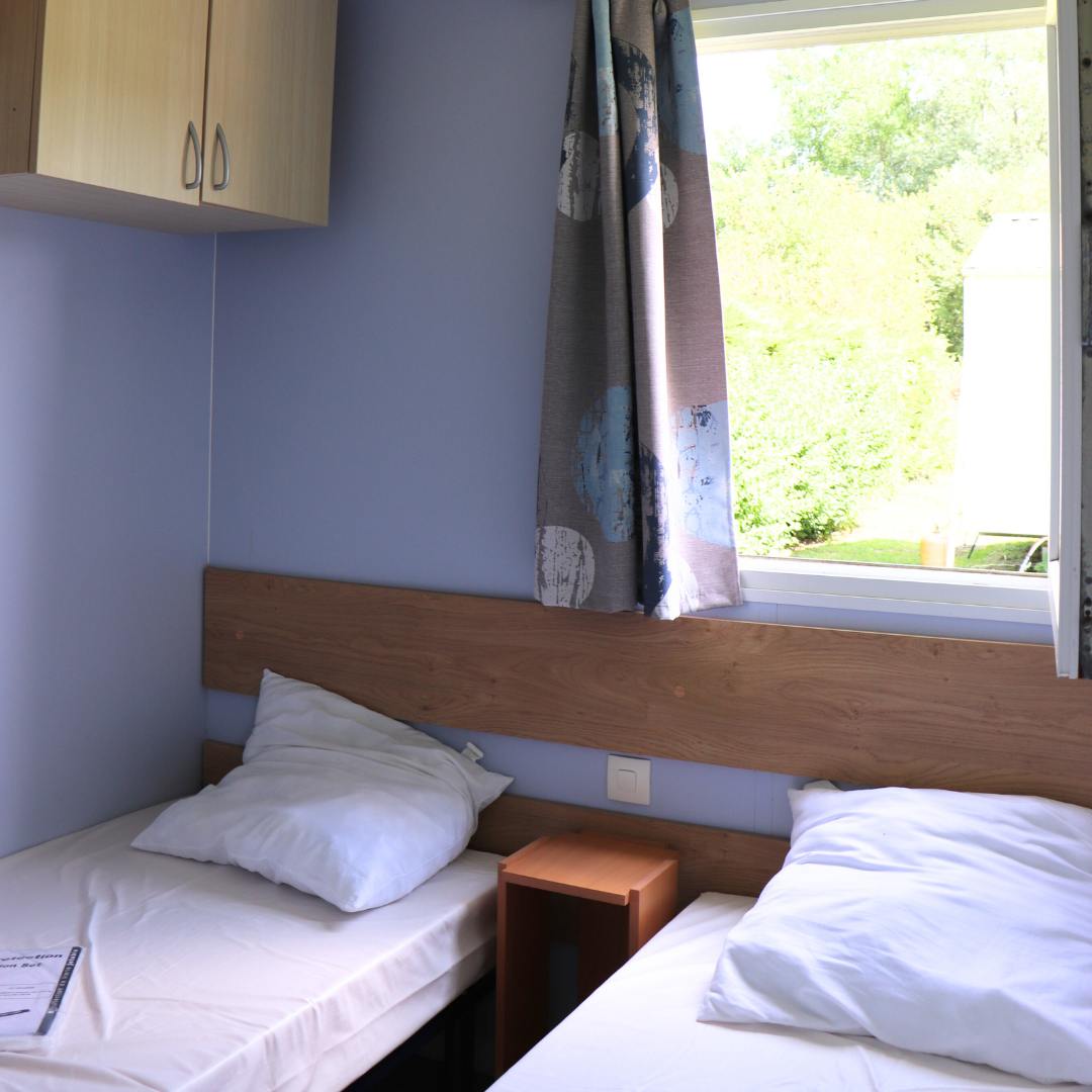 chambre 2 lits simples du mobil-home 2 chambres
