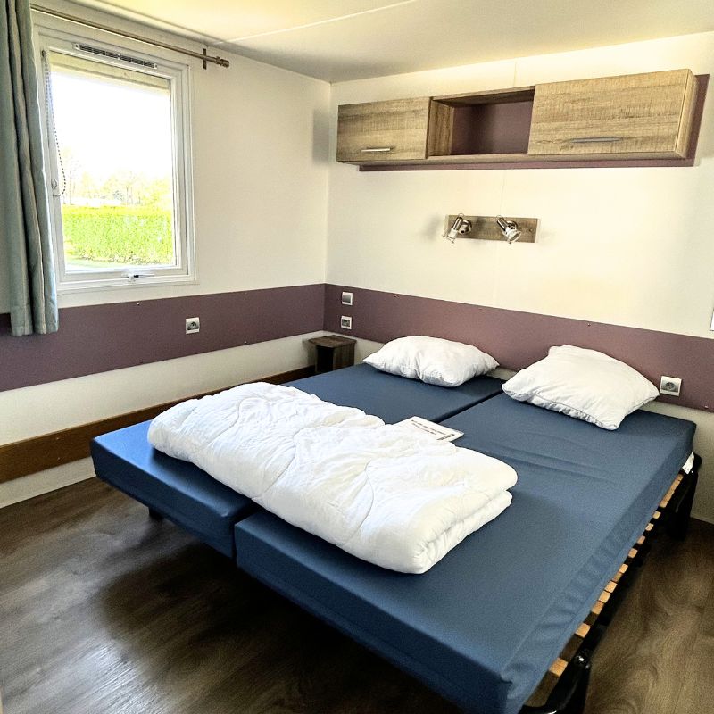 chambre avec deux lits simples mobil-home PMR