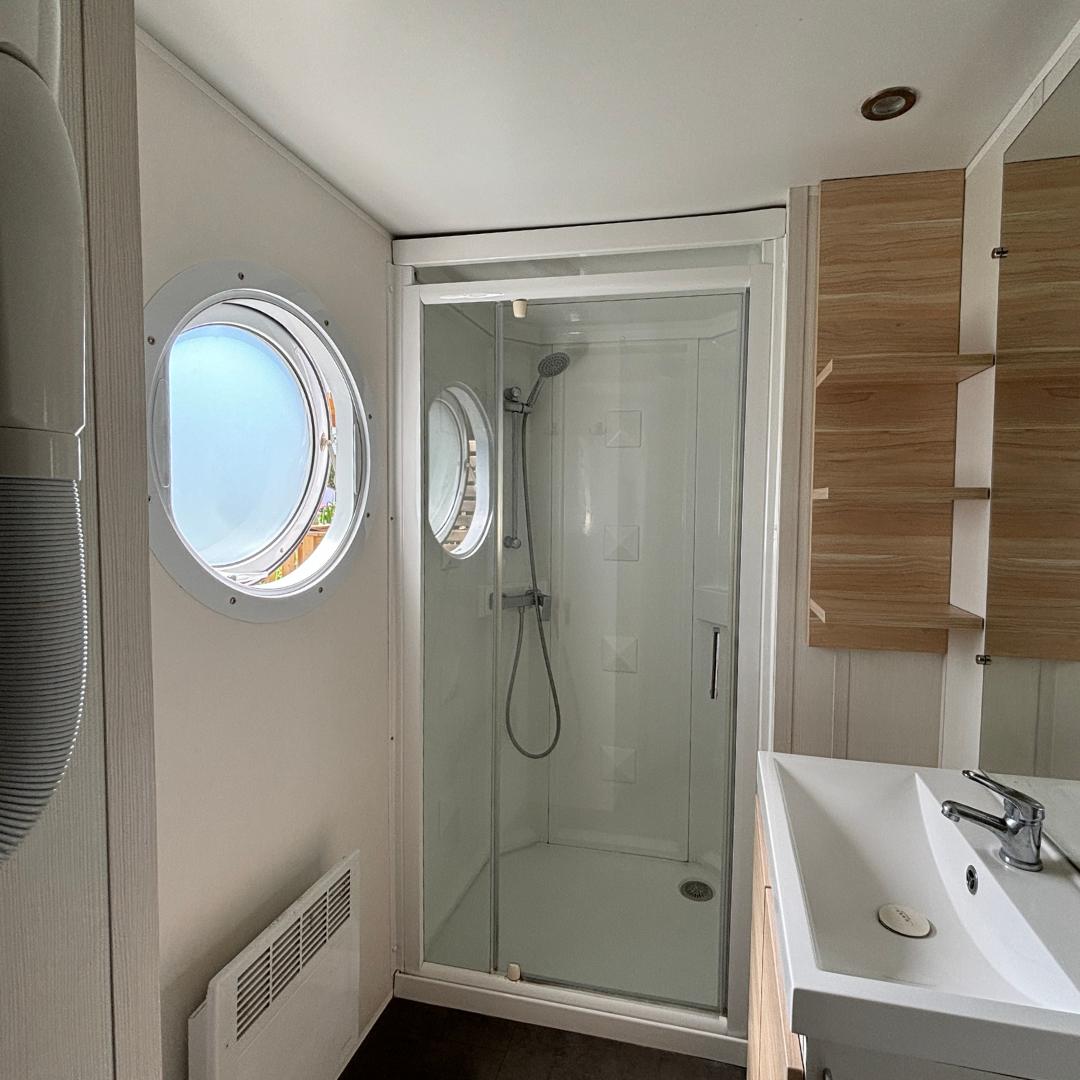 Salle de bains du mobil-home confort plus en 3 chambres