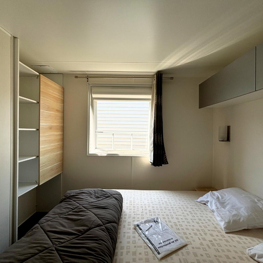 Chambre lit double du mobil-home confort plus en 3 chambres