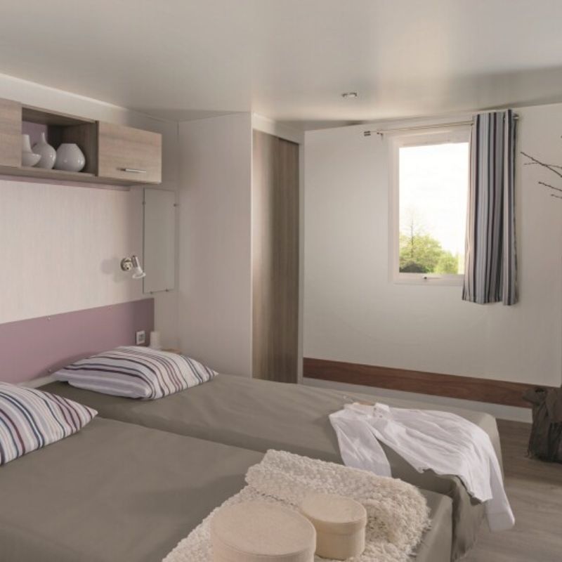 chambre avec deux lits simples mobil-home PMR
