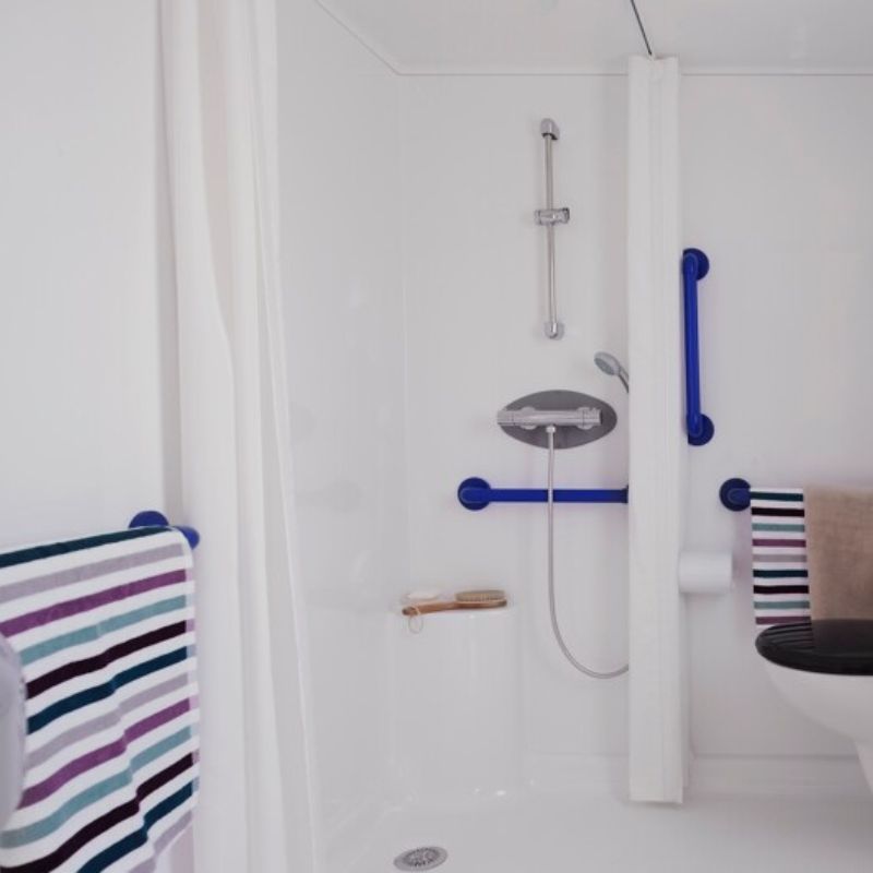 salle de bains du mobil-home PMR